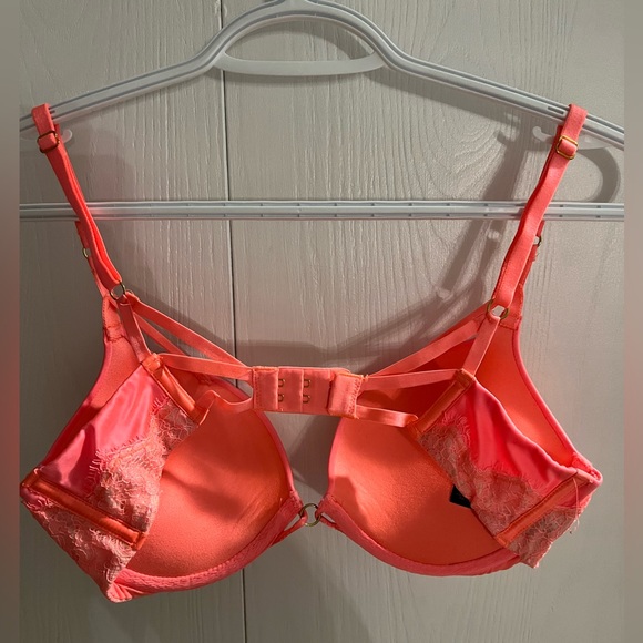 Victoria Secret Bombshell Plunge Bra - Picture 3 of 3